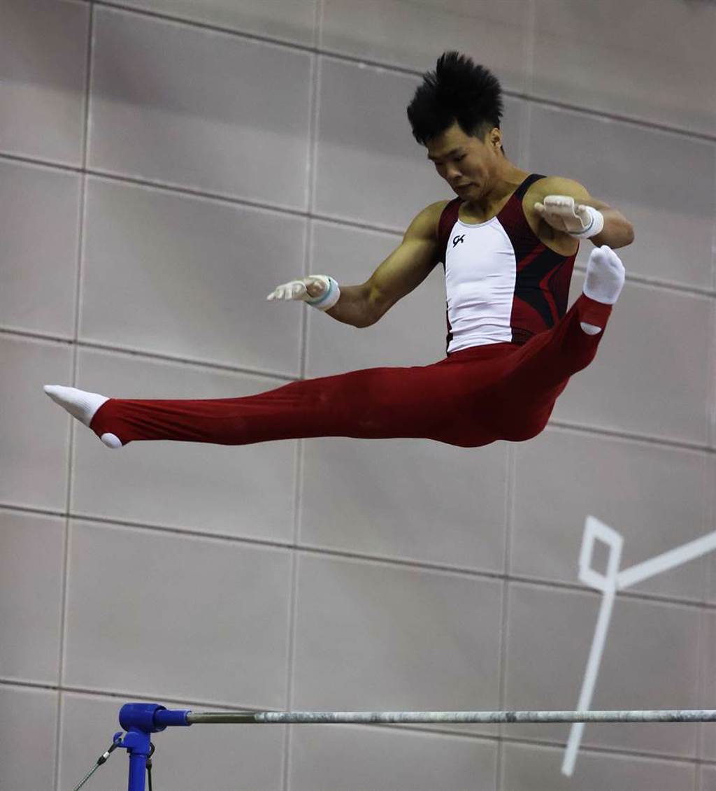 體操好手唐嘉鴻在模擬奧運對抗賽單槓展現新動作。（國訓中心提供）