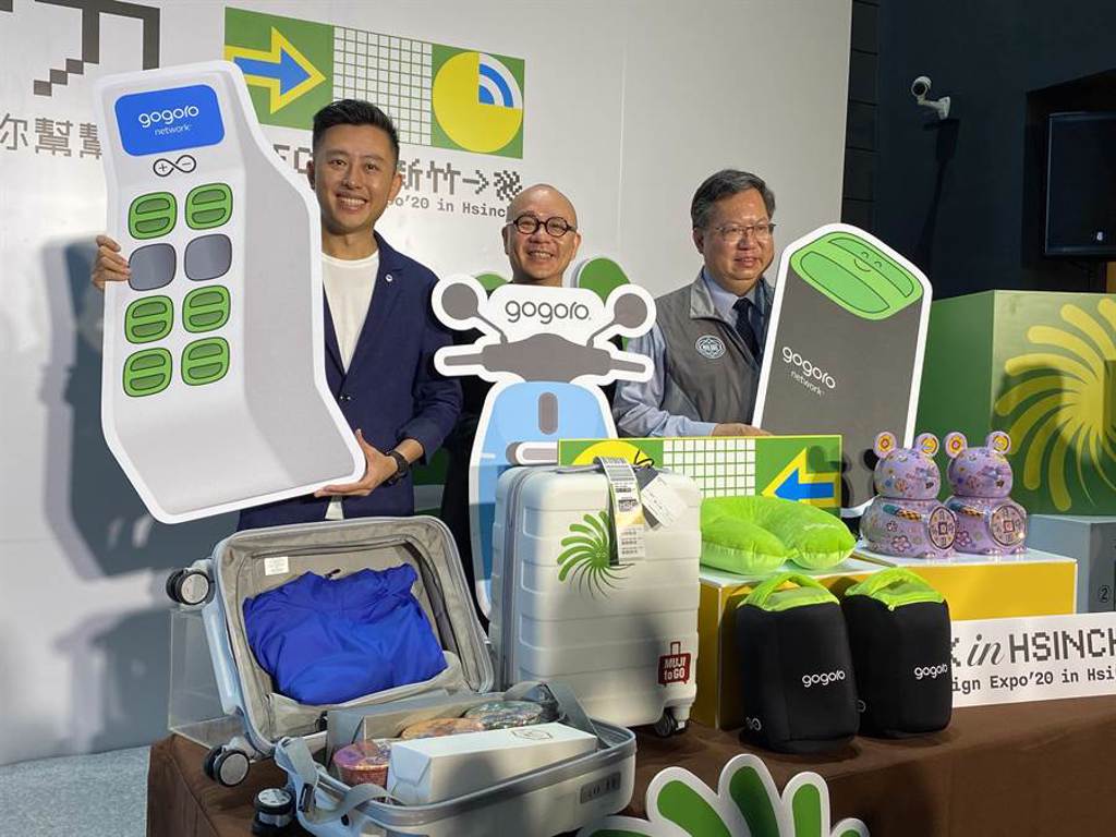 新竹市長林智堅(左)為宣傳10月登場的台灣設計展,3日在桃園市長鄭文燦(右)陪同下前往睿能(Gogoro)創意公司。(蔡依珍攝)