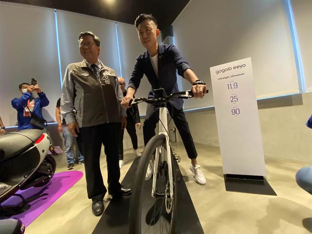 林智堅當場決定買一台要價12萬、Gogoro新推出的電動自行車送太太。(蔡依珍攝)