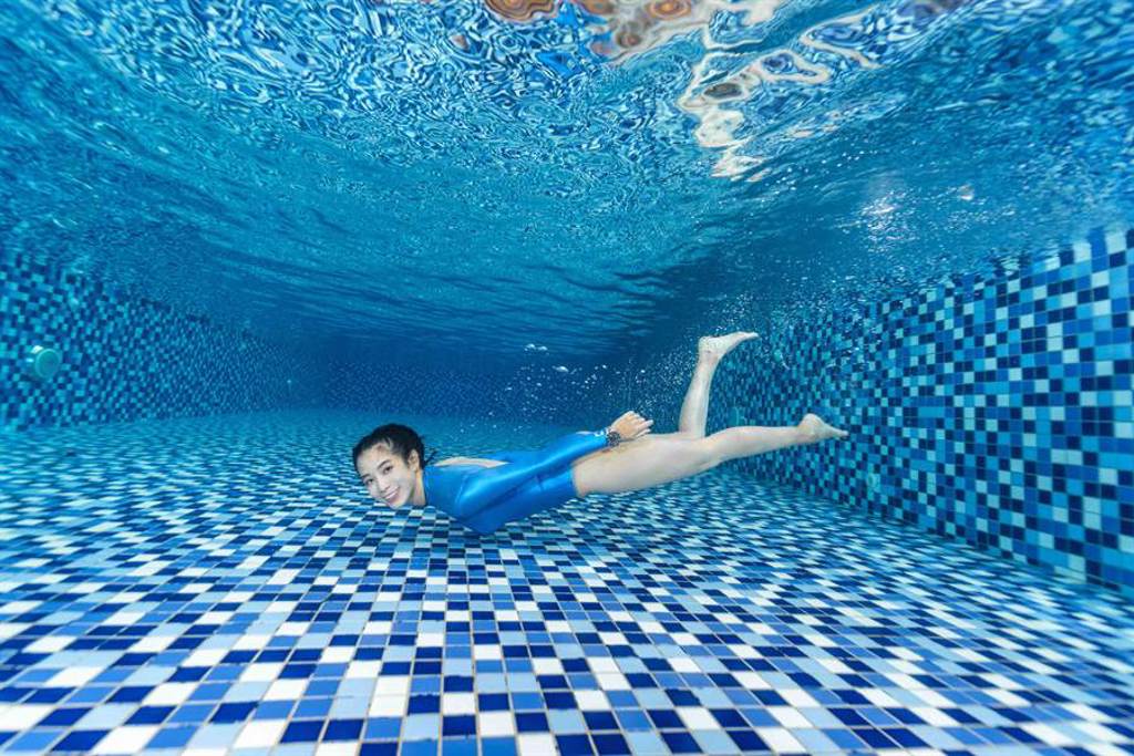 温貞菱濕身處女秀挑戰水下攝影 攜手美度表化身美人魚（圖／品牌提供）