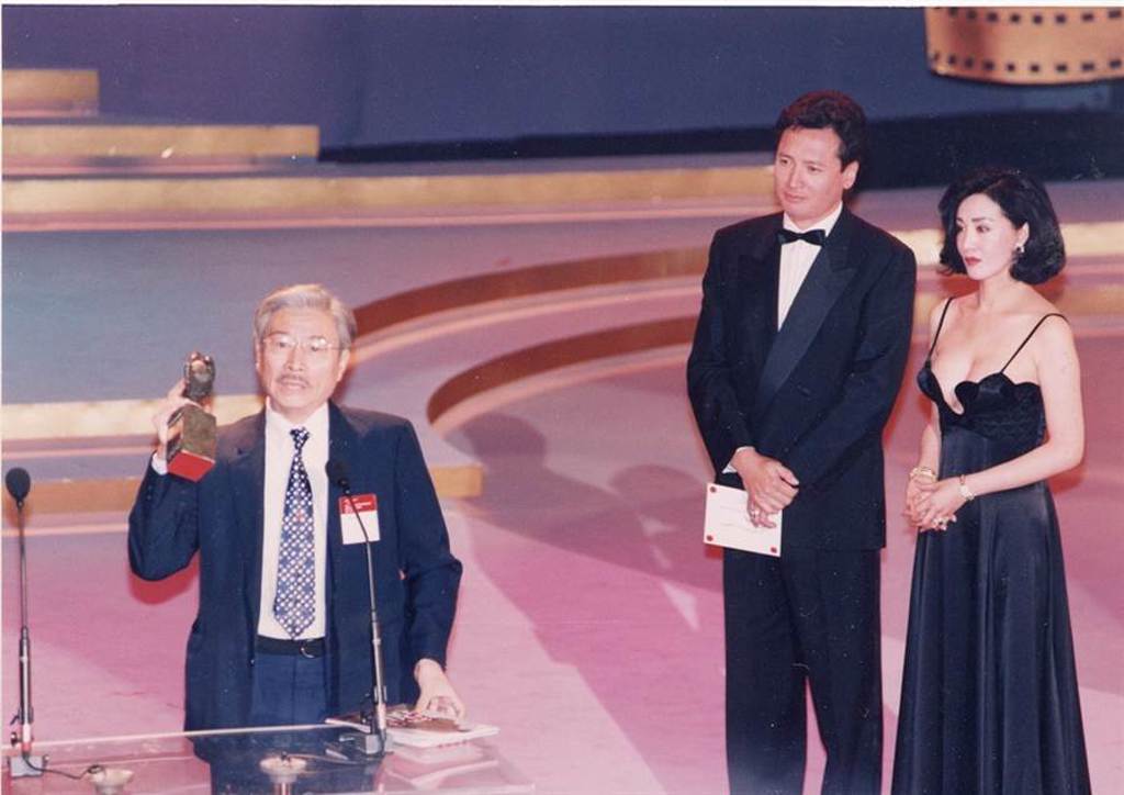 何莉莉（右）1993年參加金馬獎，左起為郎雄、秦祥林。（資料照／張兆輝攝）