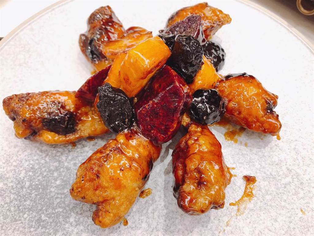 「蜜棗鳳翼」其雞翅內裡埋有蜜棗，再以韓式炸雞手法佐以台灣傳統的蜜棗、蜜蕃薯而成，口感酸甜不膩。圖／黃采薇攝