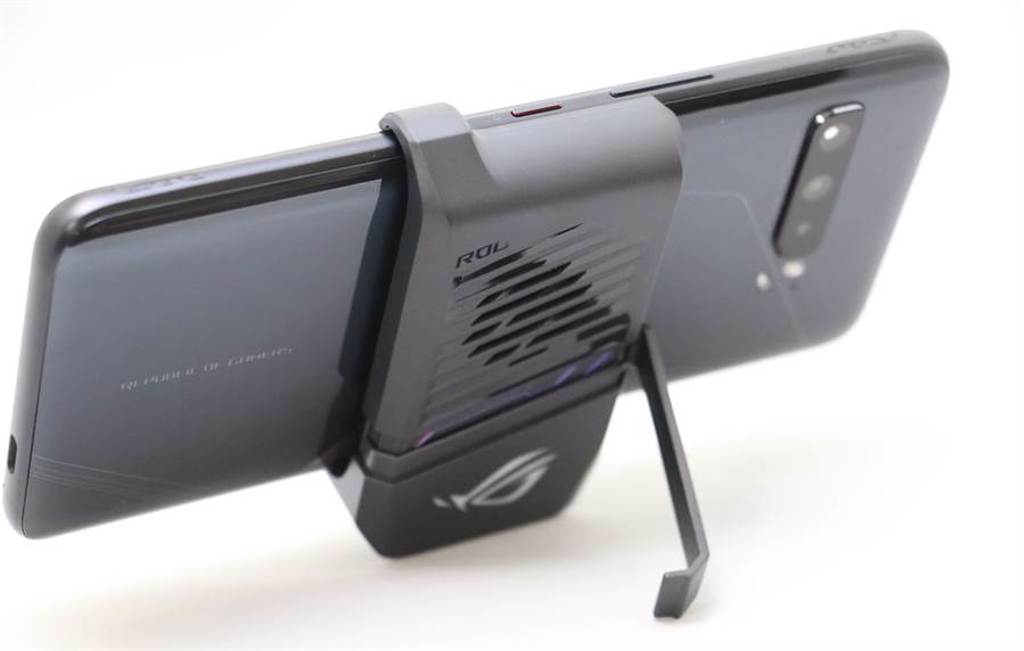 華碩ROG Phone 3空氣動力風扇三代新增支架設計，用來追劇也很方便。(黃慧雯攝)