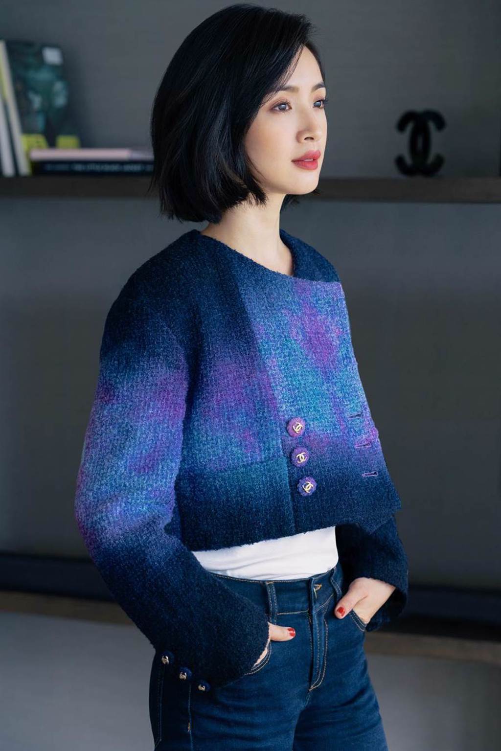 香奈兒品牌好友林依晨分享夜間保養心法, 穿著2019/20 巴黎-康朋街31號工坊系列香奈兒紫色紮染斜紋軟呢外套、金屬雙C logo耳環。(香奈兒提供)