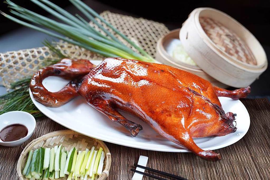 〈片皮陽江黃鬃鵝〉是君品酒店〈頤宮〉餐廳首度發表的新菜，作法和片皮鴨大同小異，但肉質更細緻。（圖／君品酒店）