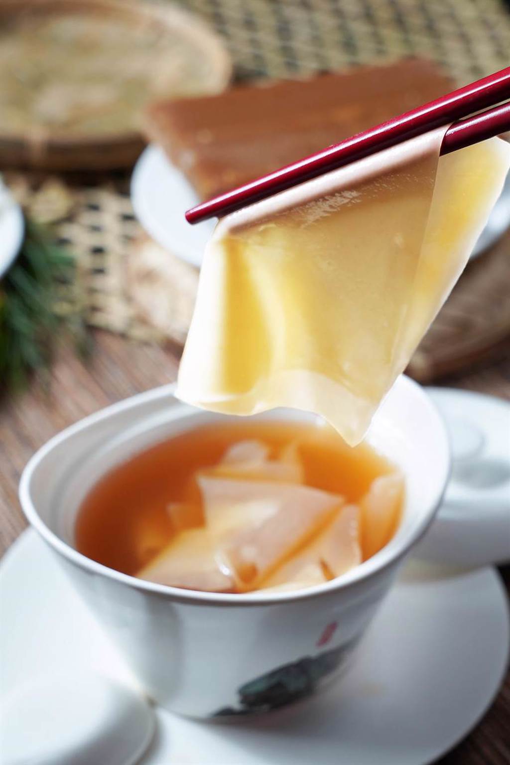 〈片皮糖水〉是君品酒店〈頤宮〉餐廳主廚「阿早」陳泰榮的回憶，餃子皮下鍋煮，並加入片糖水，成為一道廣受孩子們歡迎的庶民甜品。（圖／君品酒店）