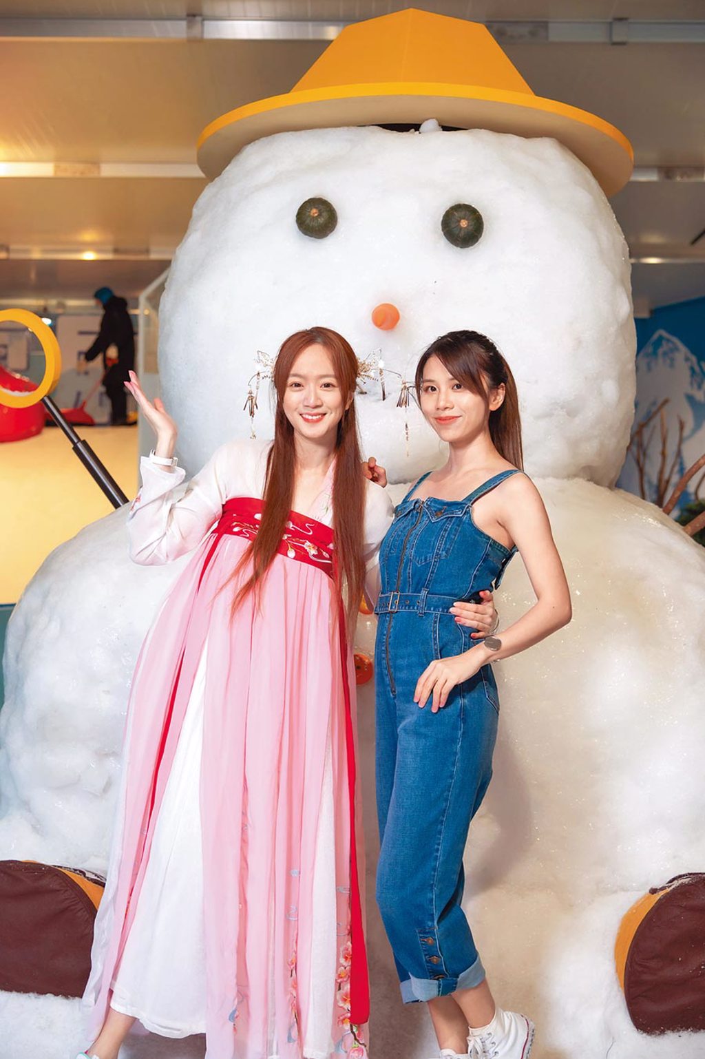 程依禾（左）與王馨平昨一同到國立臺灣科學教育館觀賞雪展。（寬宏藝術提供）