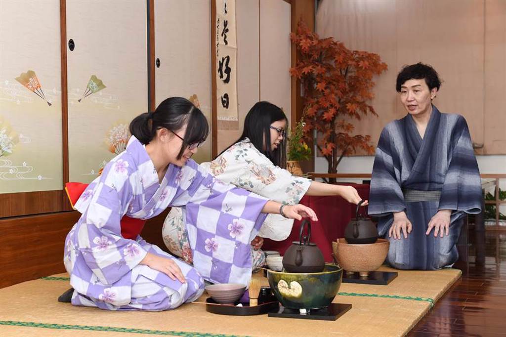校方也透過「日本茶文化一期一會」課程，讓學生體會和敬清寂、一期一會，及彼此尊重與設身處地為他人著想的茶道精神。（陳世宗攝）