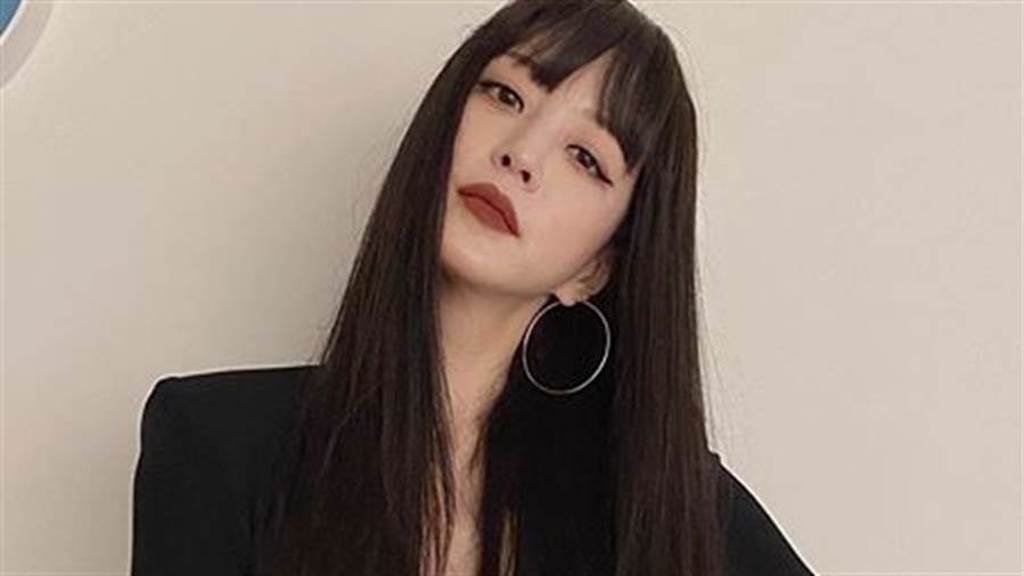 韓藝瑟超短洋裝「深V到肚臍」黑BRA外露引暴動(圖/IG@han_ye_seul_)