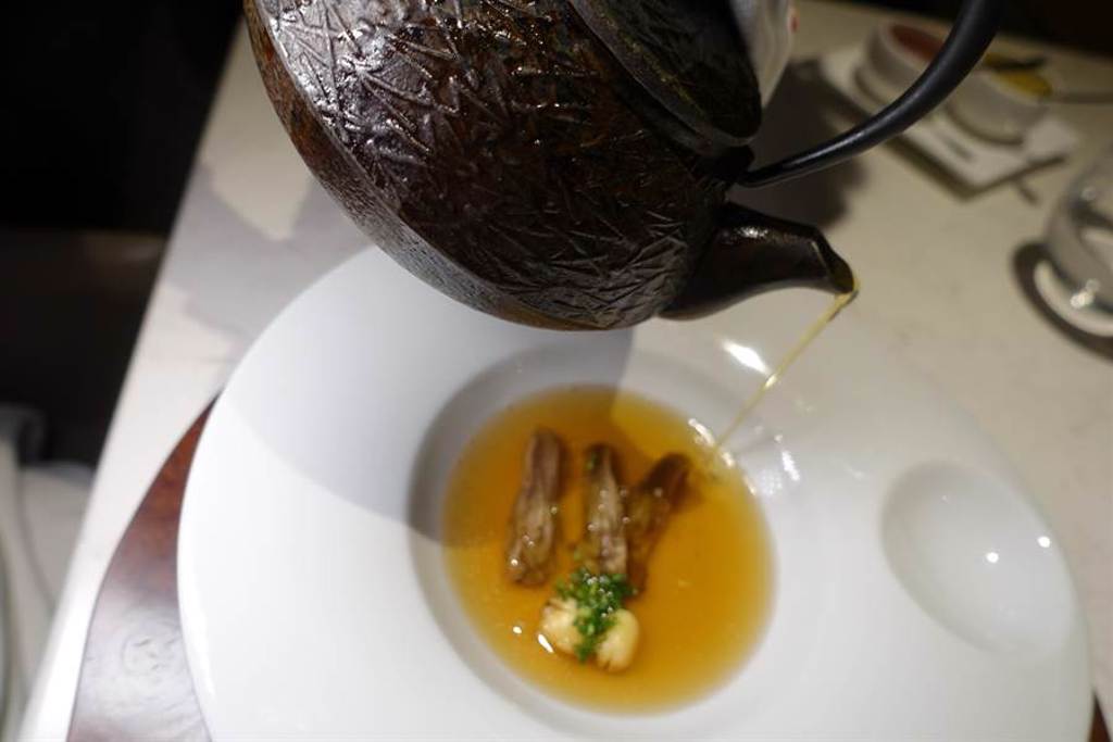 最後一道前菜「苗栗苑里的稻香鴨舌湯」將台南白河蓮子熱湯倒在現宰鴨舌上，口感脆、湯頭鮮。（黃采薇攝）