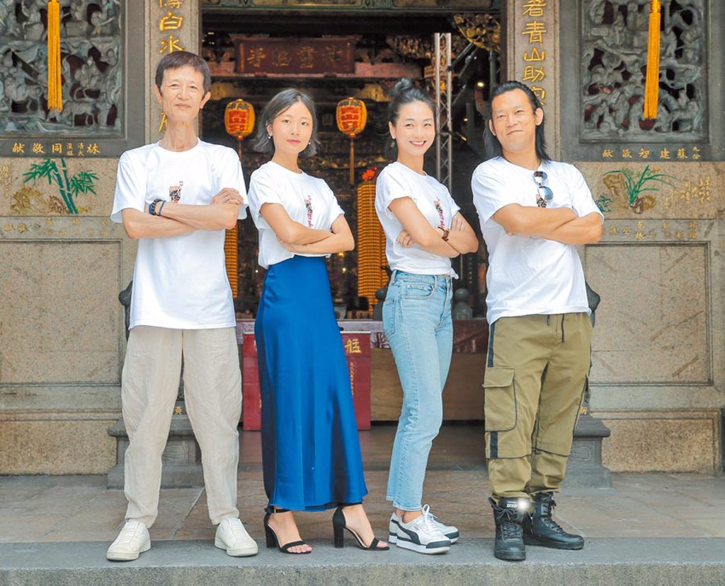 阿西（左起）、許安植、陳雪甄、顏正國向神明祈求電影熱賣。（盧禕祺攝）