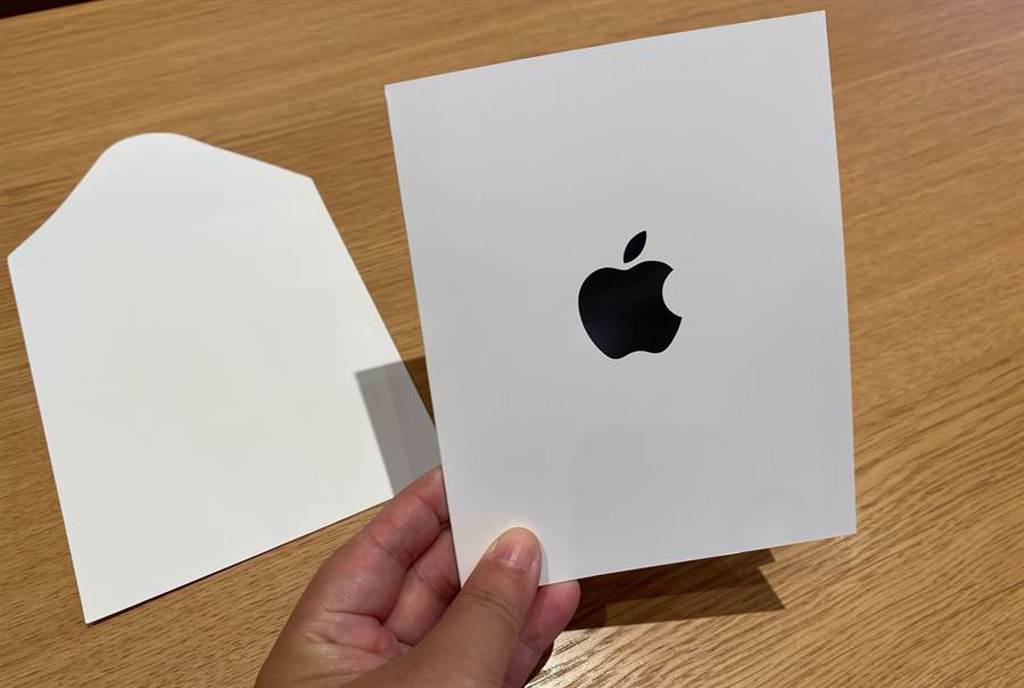 圖為可在 Apple Store 以及線上 Apple.com 商店購買實體蘋果商品的禮品卡。（黃慧雯攝）