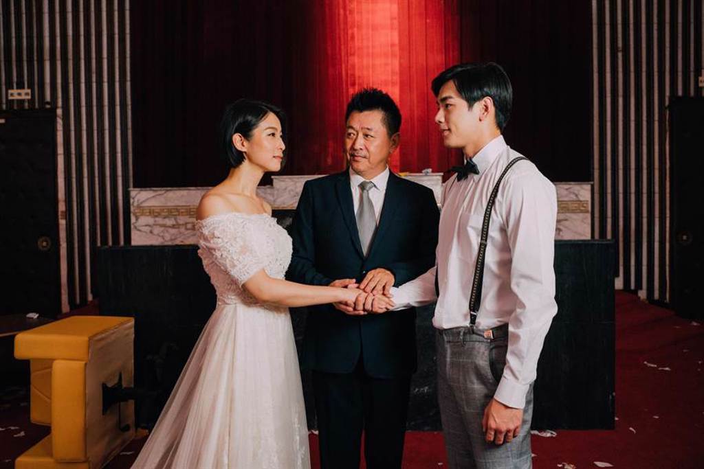 賴雅妍、禾浩辰婚紗照，庹宗華牽起兩人雙手祝福。（華映娛樂提供）