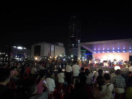 基隆中元藝文表演僅限1場 海洋廣場湧現大批民眾齊點燈