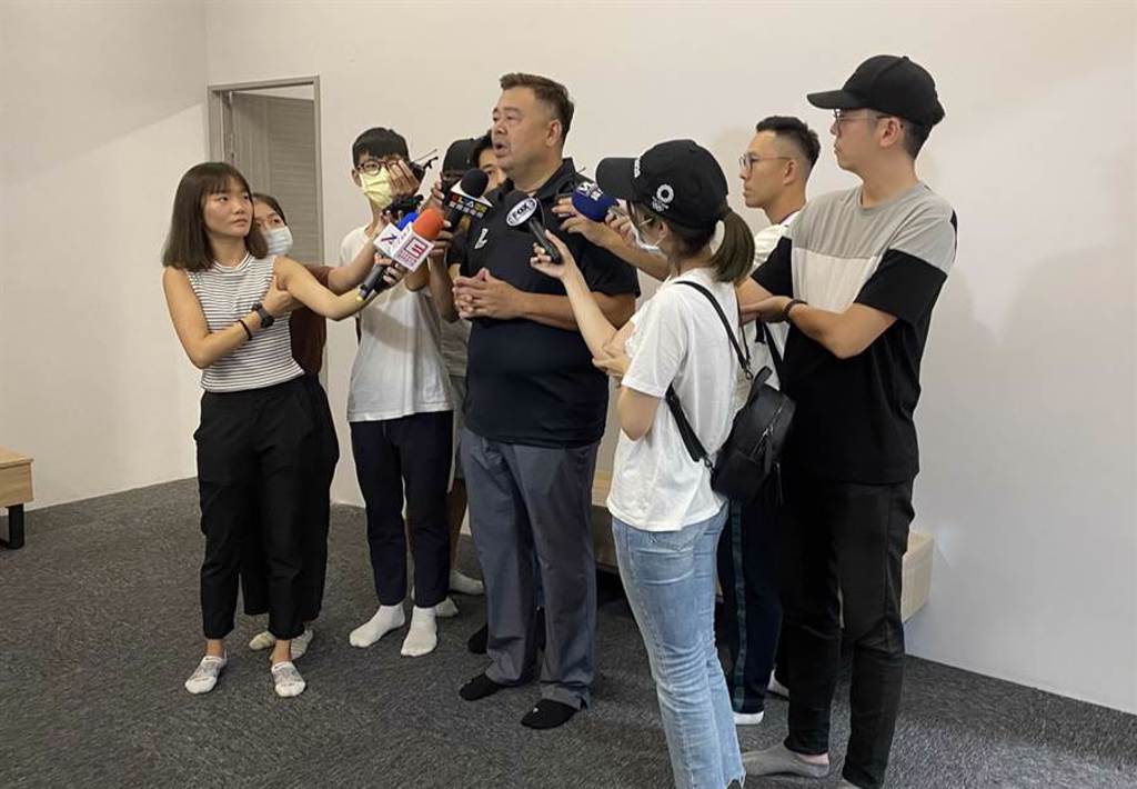 新竹攻城獅20日首次公開訓練，高景炎總經理接受媒體聯訪。(黃及人攝)