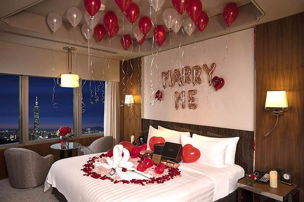 香格里拉台北遠東國際大飯店針對戀人與情侶，釋出高檔的雅士套房並提供專屬浪漫求婚佈置 。（圖／香格里拉台北遠東國際大飯店）