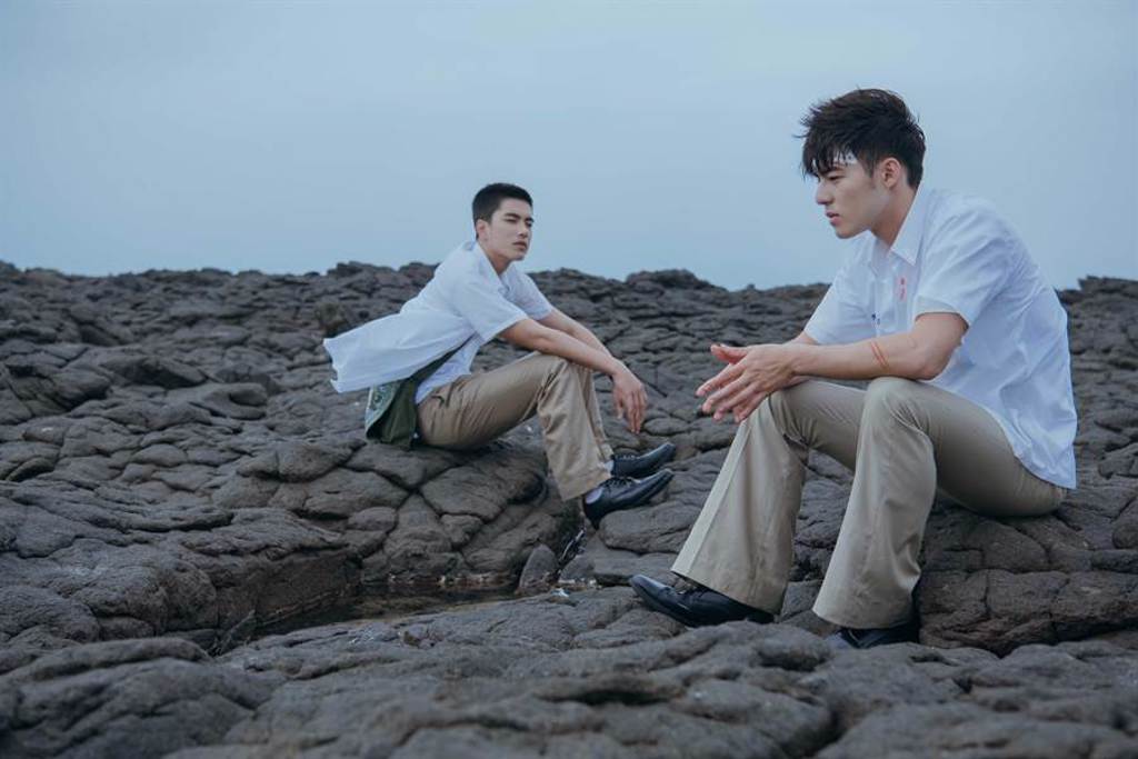 陳昊森（右）與曾敬驊遠赴澎湖無人島對戲。（氧氣電影提供）