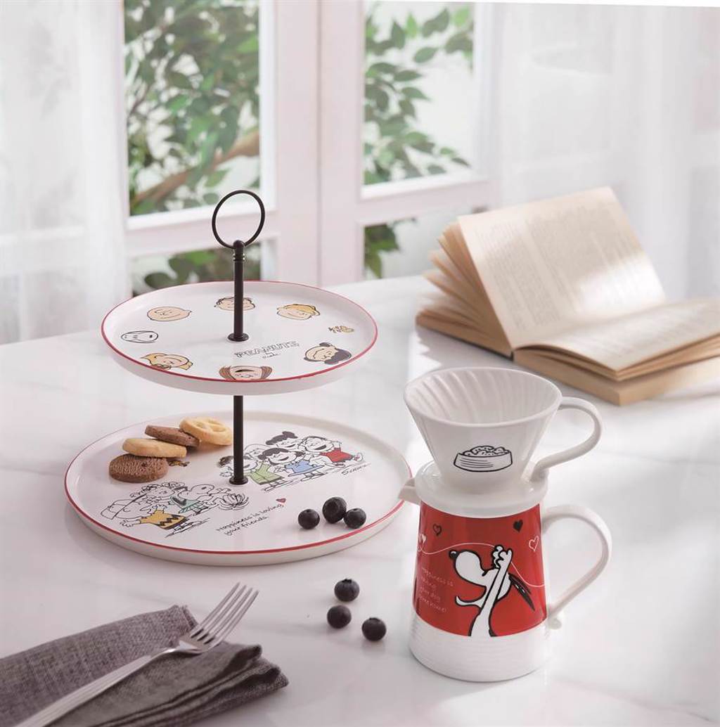 Snoopy系列手沖咖啡濾杯壺組，原價999元、特價399元，雙層蛋糕盤原價1290元，特價999元。（HOLA提供）