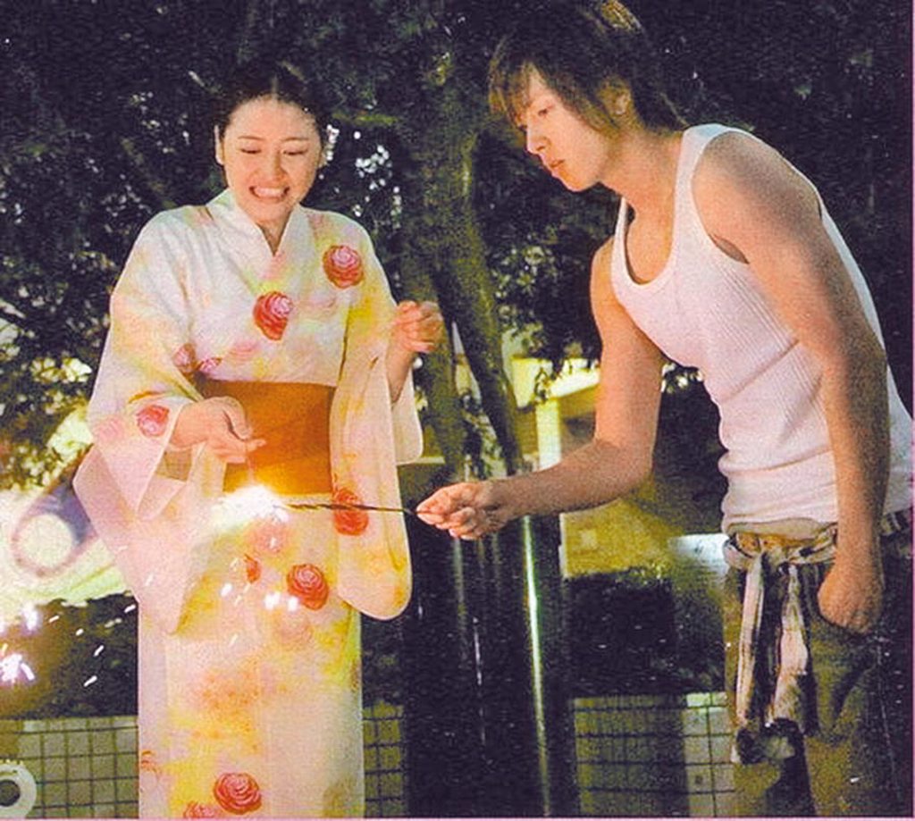 《求婚大作戰》山下智久（右）與長澤雅美逗趣呈現青梅竹馬間的戀愛發展。（摘自網路）