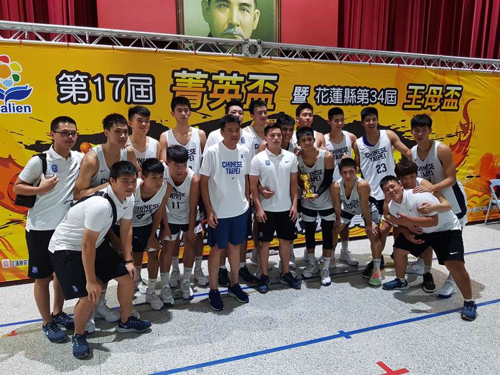 U18代表隊拿下第17屆菁英盃籃球賽大專男子組冠軍。（陳筱琳攝）