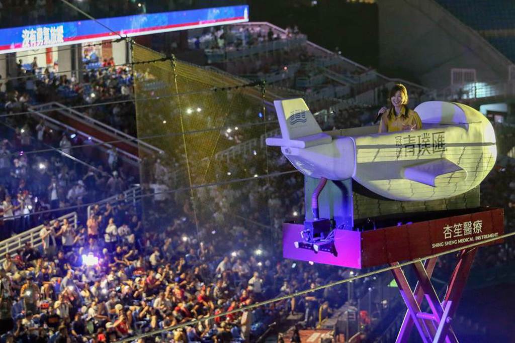蘇慧倫在小飛機上獻唱「被動」，球場上球迷們跟著哼唱，下機後滿是新鮮感的蘇慧倫直呼在小飛機上開唱，真的是賺到了。（陳麒全攝）