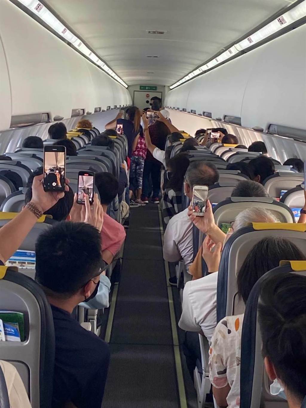 全機旅客高喊嫁給他。(華信提供)