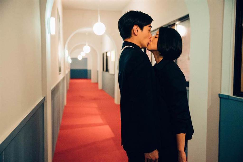 賴雅妍（右）與禾浩辰在電影《逃出立法院》有吻戲。（華映娛樂提供）
