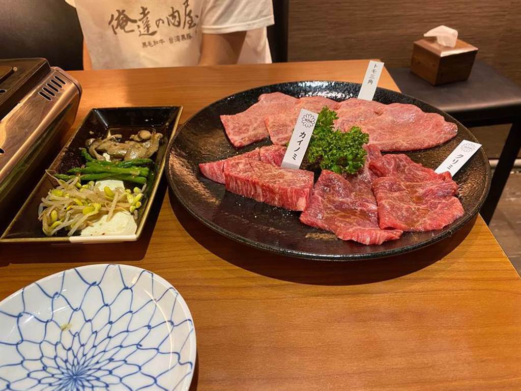 俺達肉舖是日本全和牛燒肉料理為主，對於牛的熟成，分切及醬料都有不同於市場的獨家料理。（馮惠宜攝）