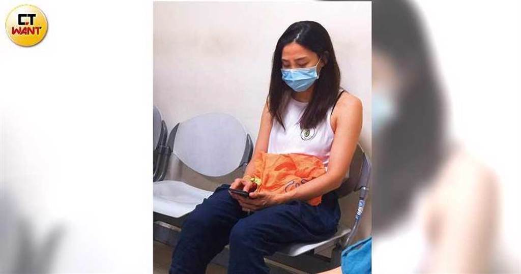 8月14日，本刊直擊戴著口罩的洪小鈴，前往台大醫院就診。（圖／本刊攝影組）