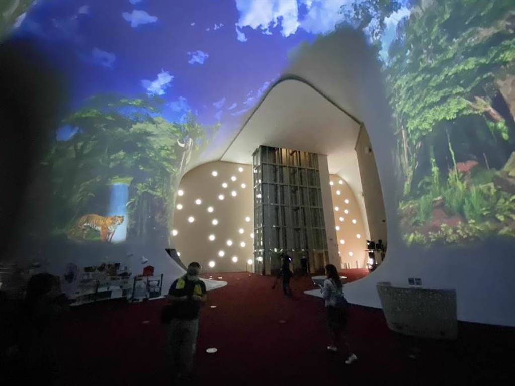 台中國家歌劇院的「耶誕曲牆光影秀」，今年推出「光之曲幕」。（陳淑芬攝）