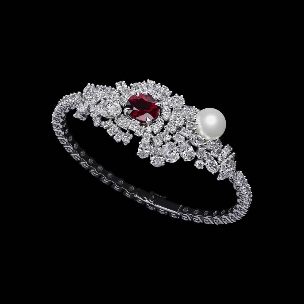 Dior珠寶來台，年度新款「Tie & Dior」胭脂紅寶石鑽石手環，約2800萬元。（Dior提供）