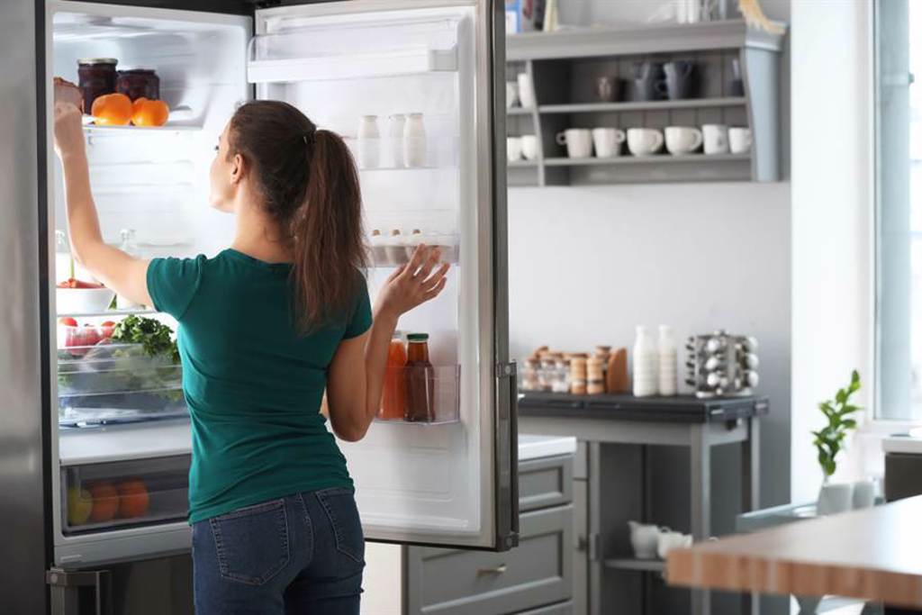 許多人習慣等熱菜涼了再放冰箱，但這其實是錯誤的觀念，專家指出，細菌繁殖速度快，1小時恐飆8倍，建議當食物不燙手後，就可直接冷藏。（示意圖／Shutterstock）