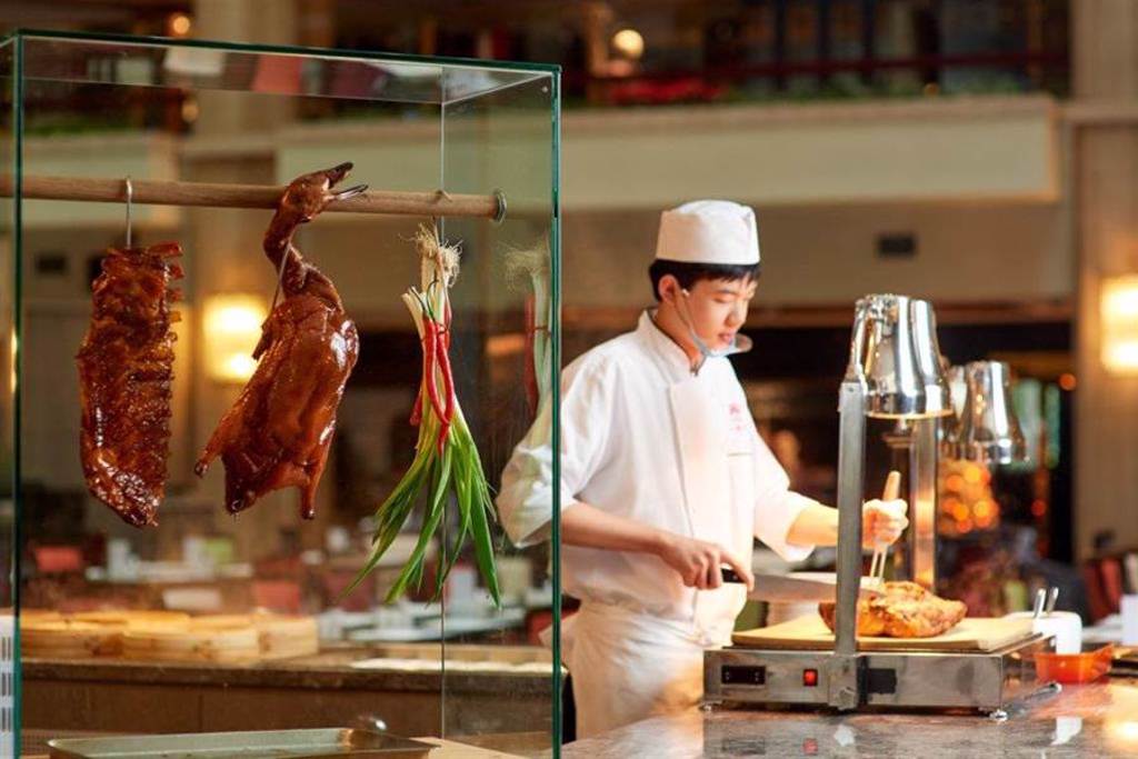 「彩虹座中西日美饌」受消費者歡迎，此為主廚現切料理的餐檯。（台北福華大飯店提供）