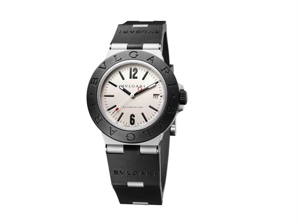 寶格麗Aluminium系列自動上鍊鋁合金腕表，白色表盤款9萬1400元。（BVLGARI提供）