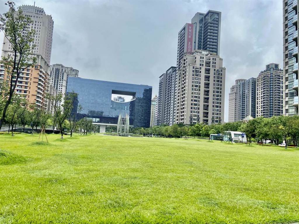 台中市府打造市政公園，擁有廣大陽光草坪，是城市綠美化的亮點。（盧金足攝）