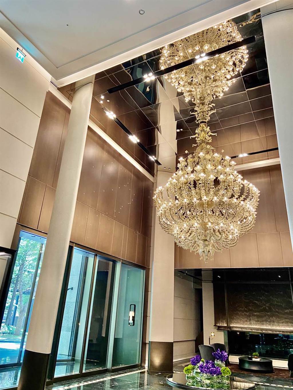 拿下2019年歐洲設計大獎的水晶吊燈，由義大利玻璃大師Zanchi用120個純手工打造玻璃雕塑構成。（盧金足攝）