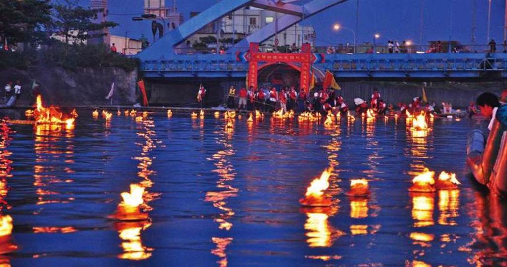 、傳統的中元普渡法會常舉辦「祭水靈」儀式，施放水燈指引魂魄至廟宇接受超渡。（圖／報系資料照）