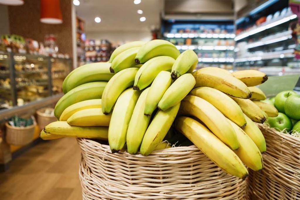 香蕉可以預防便祕，但要選吃黃色、成熟的香蕉，若選到沒熟的率香蕉，其中含有抑制常胃蠕動的成分，恐達反效果，加重便秘狀況。（示意圖／Shutterstock）