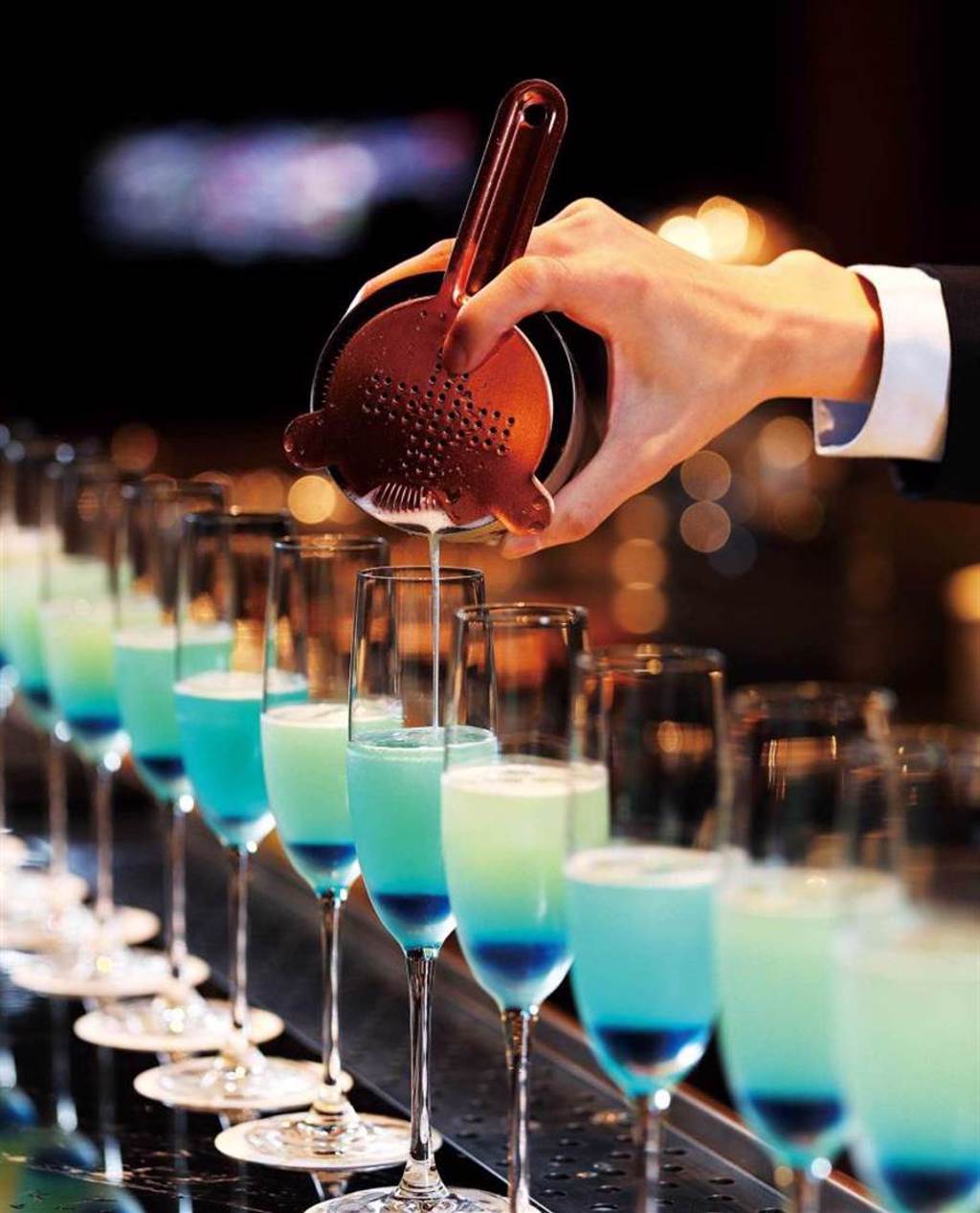 夢幻漸層的「亞特蘭提斯」特調，是船艙造型酒吧「Blu Bar」獨家酒品。（三八○元）（圖／于魯光攝）