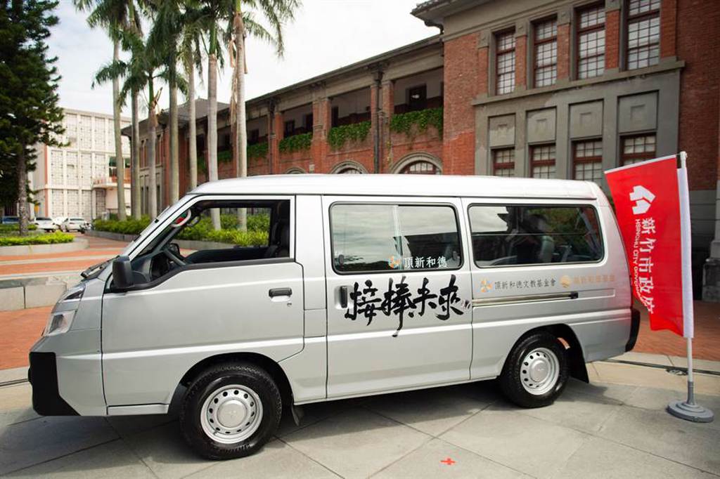 頂新和德捐竹市9輛交通車。（頂新和德文教基金會提供）