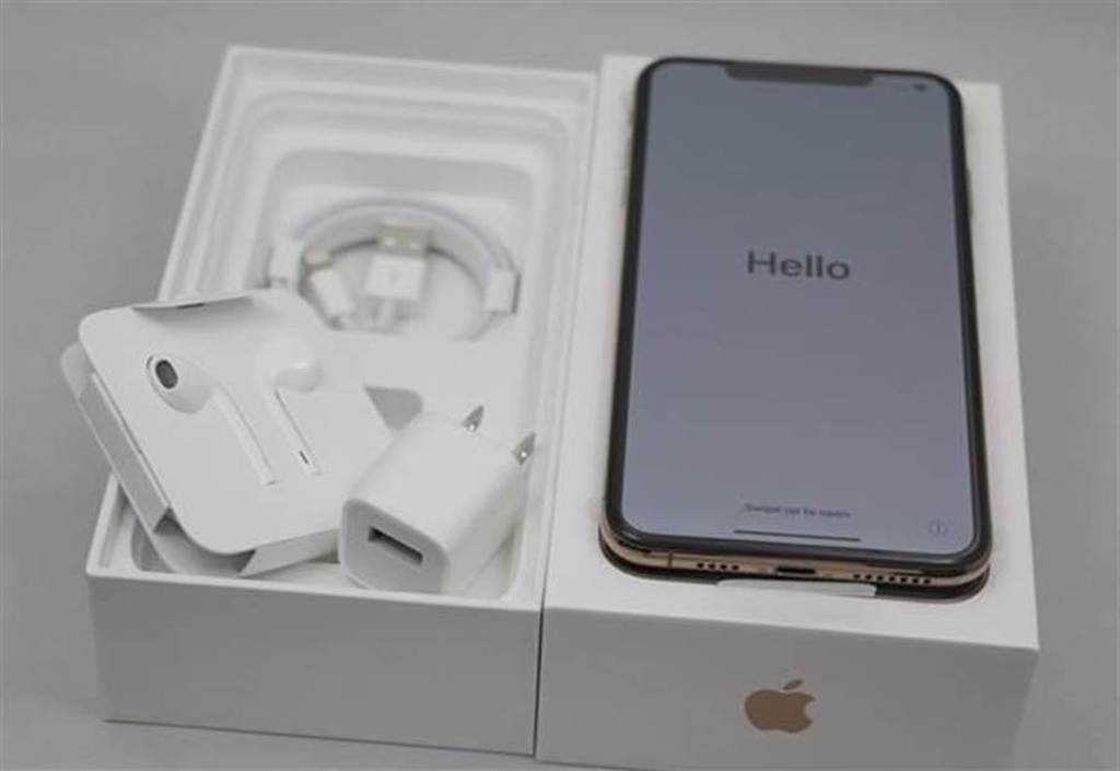 2018 年的 iPhone XS Max 包裝盒開箱，盒內仍有 EarPods 耳機。但根據業界預測，蘋果在 iPhone 12 系列中，可能為壓縮成本，有線耳機、充電器都不附送了。(黃慧雯攝)
