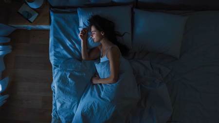 睡了覺仍無法消除疲勞的人 七小時睡眠時間效果最好