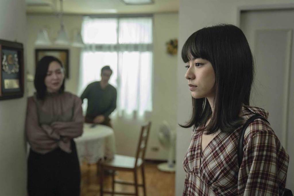 姚愛寗（右）劇中飾演沈蕙芳在家是壓抑乖乖女。（LINE TV提供）