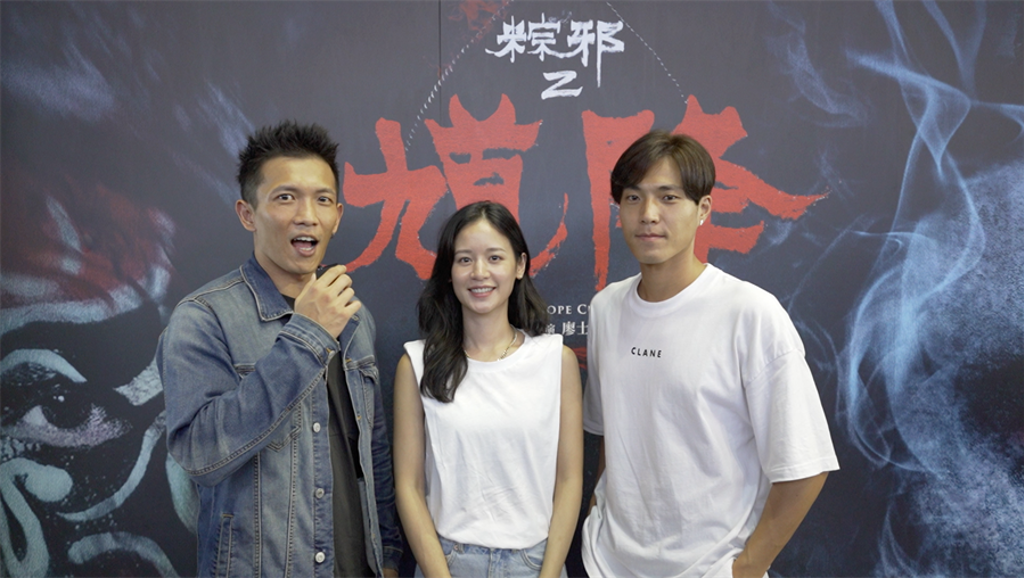 黃尚禾（左起）、袁子芸、唐振剛同公司師兄妹一起來看電影。（華影提供）