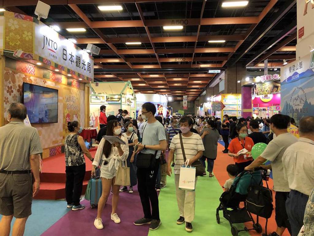 台北國際觀光博覽會今日為展覽第2天，人潮較首日多一點。（黃采薇攝）