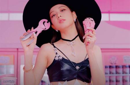 BLACKPINK賽琳娜新歌MV釋出 Jisoo僅穿肚兜曲線辣翻