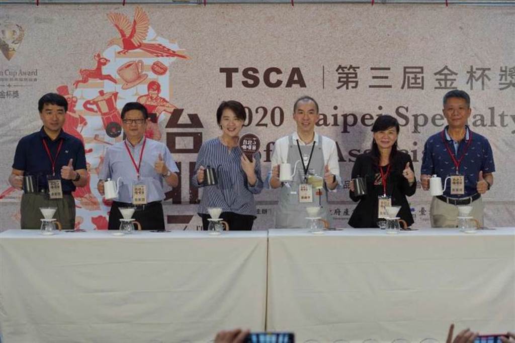 台北市副市長黃珊珊(左三)到活動現場體驗手沖咖啡的魅力。(圖／台北精品咖啡商業發展協會提供) 