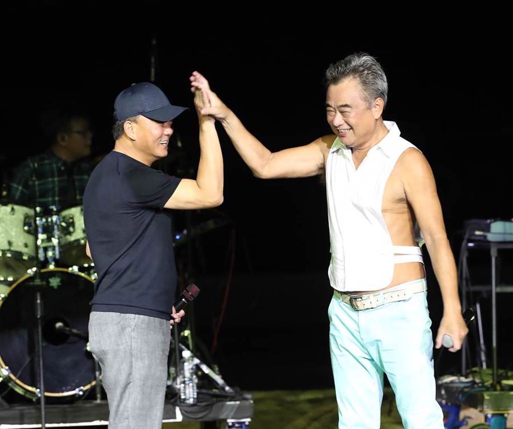 富邦悍將總教練洪一中(左)與知名歌手陳昇(右)一起上台唱歌。（陳怡誠攝）