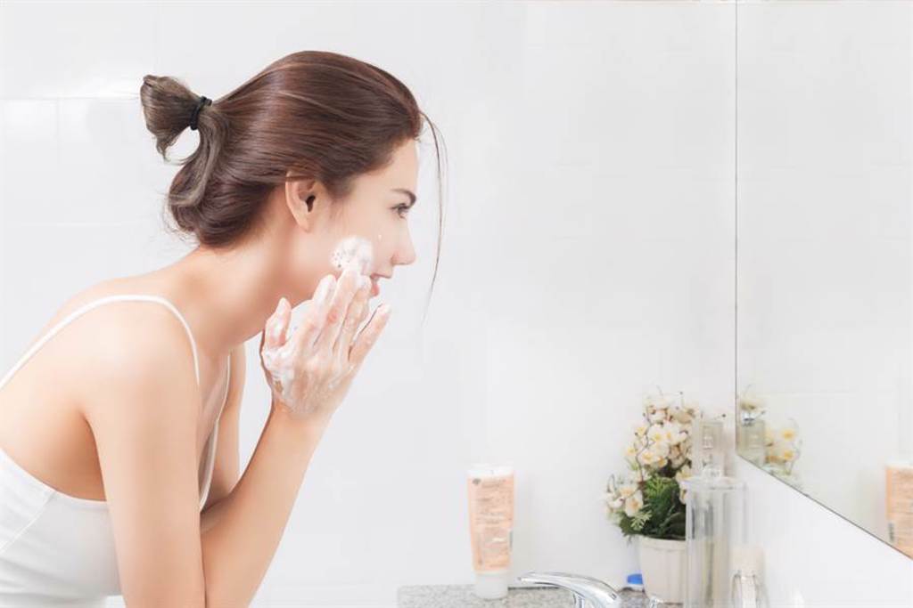 洗臉搭配超濃密泡泡不但療癒，也能降低對肌膚的刺激，溫和的把臉洗乾淨。（示意圖／shutterstock提供）

