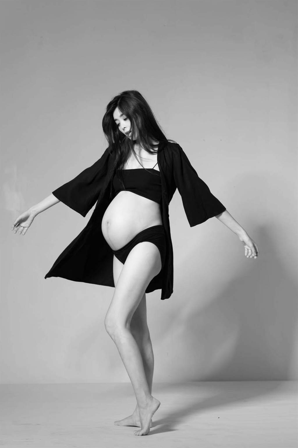夏如芝拍攝黑白時尚孕婦寫真。（伊林娛樂提供）